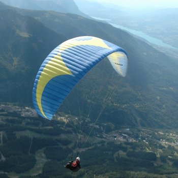Parapente, vue sur le Serre Ponçon, Hautes Alpes